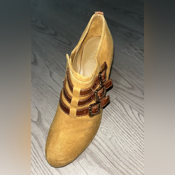 Tory Burch Gabriel High Wedge, Size 7M - Picture 16 of 16